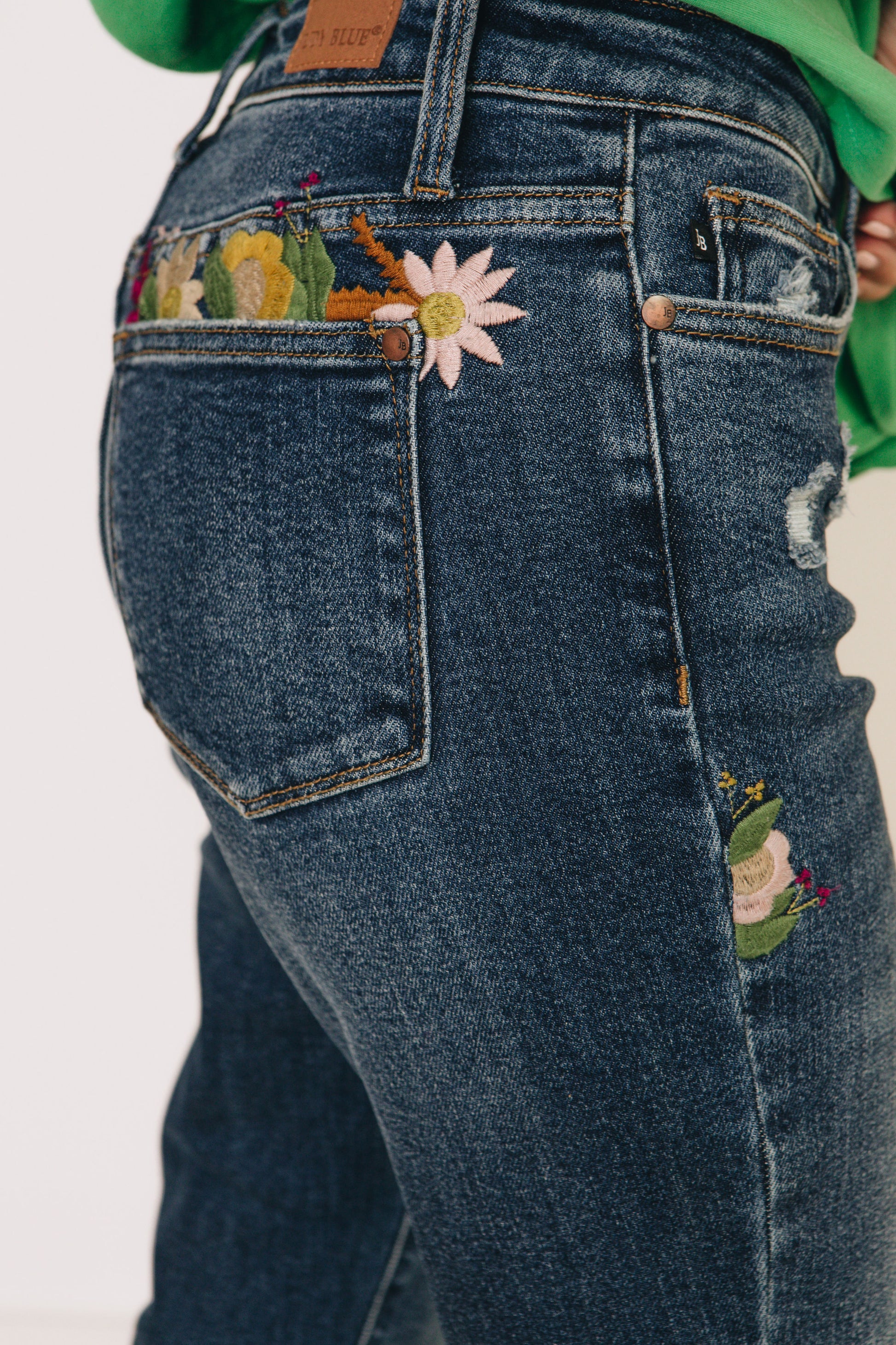 Judy Blue - Pocket Full of Flowers Floral Embroidered Boyfriend Jeans